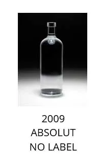 Botella de vidrio transparente sin etiqueta sobre fondo negro, «2009 Absolut No Label»