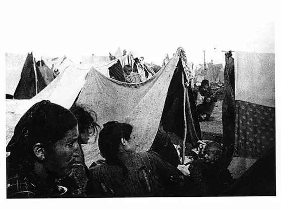 Campamento de tiendas de refugiados armenios en el desierto sirio, en una fotografía histórica en blanco y negro