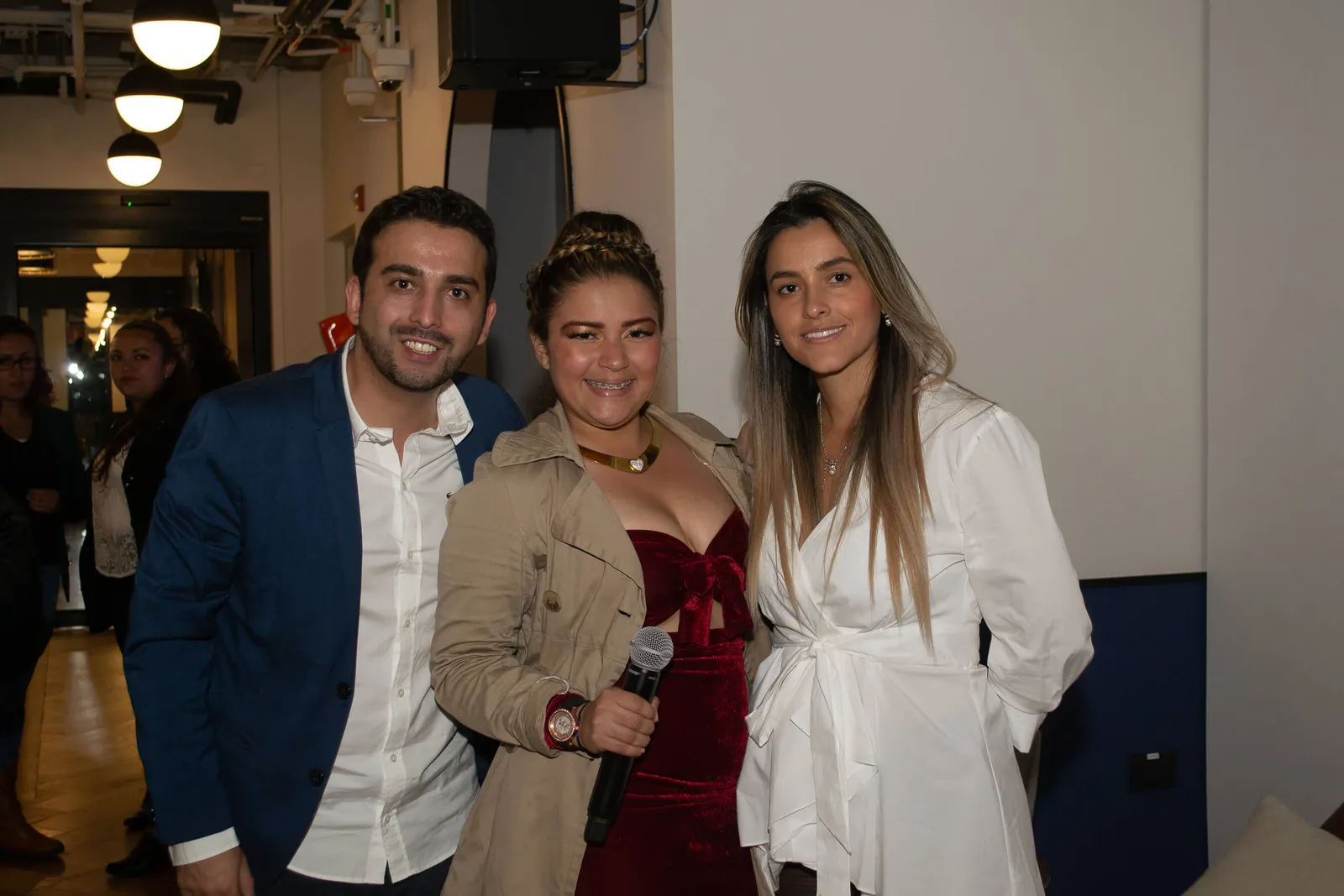 Equipo de Revista Level posa con Lysmer, quien sostiene un micrófono, durante el lanzamiento
