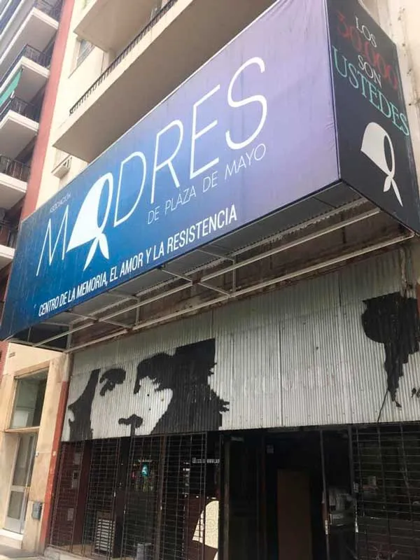 Fachada con el letrero «Madres de Plaza de Mayo: espacio de la memoria, el amor y la resistencia»