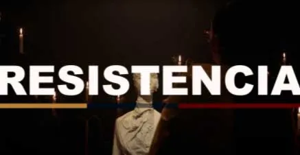 Fotograma del video de la canción «Resistencia» con el título en letras blancas sobre los colores de la bandera de Colombia