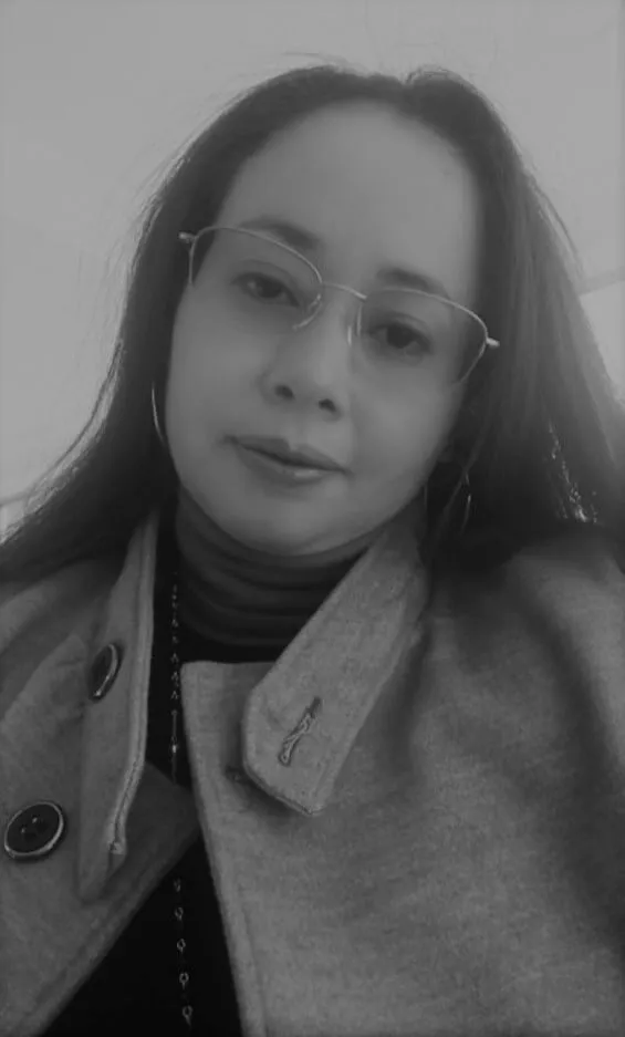 Retrato en blanco y negro de Ivonne Zulema Prado Barros, con gafas y abrigo