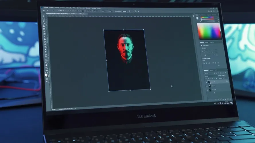 Laptop con un programa de edición de imágenes abierto y el retrato de un rostro en la pantalla