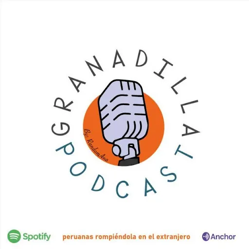 Logo de Granadilla Podcast, con un micrófono antiguo sobre un círculo naranja y el lema «peruanas rompiéndola en el extranjero»