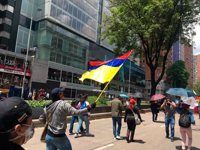 Manifestantes con una bandera de Colombia en una calle de Bogotá durante el Paro Nacional