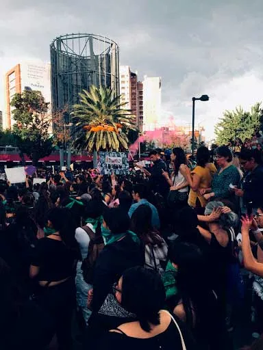 Multitud de mujeres marcha con pañuelos verdes por una avenida de Ciudad de México