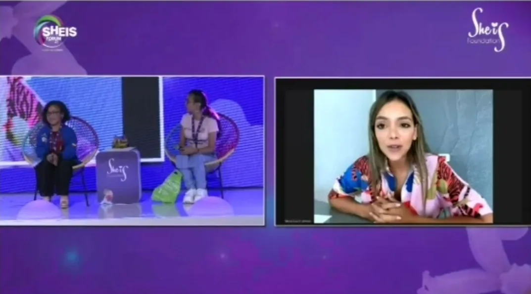 Transmisión del She is Global Forum con dos presentadoras en estudio y una invitada en videollamada, la actriz Maria Laura Quintero