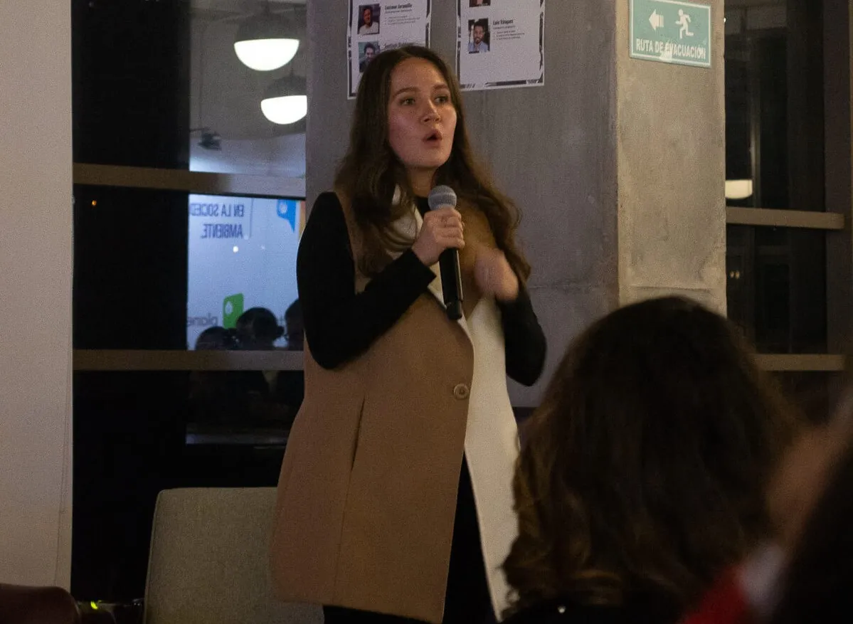 María Paula Espejo habla con micrófono sobre su artículo «¿Cómo voy yo?» en el lanzamiento de Revista Level