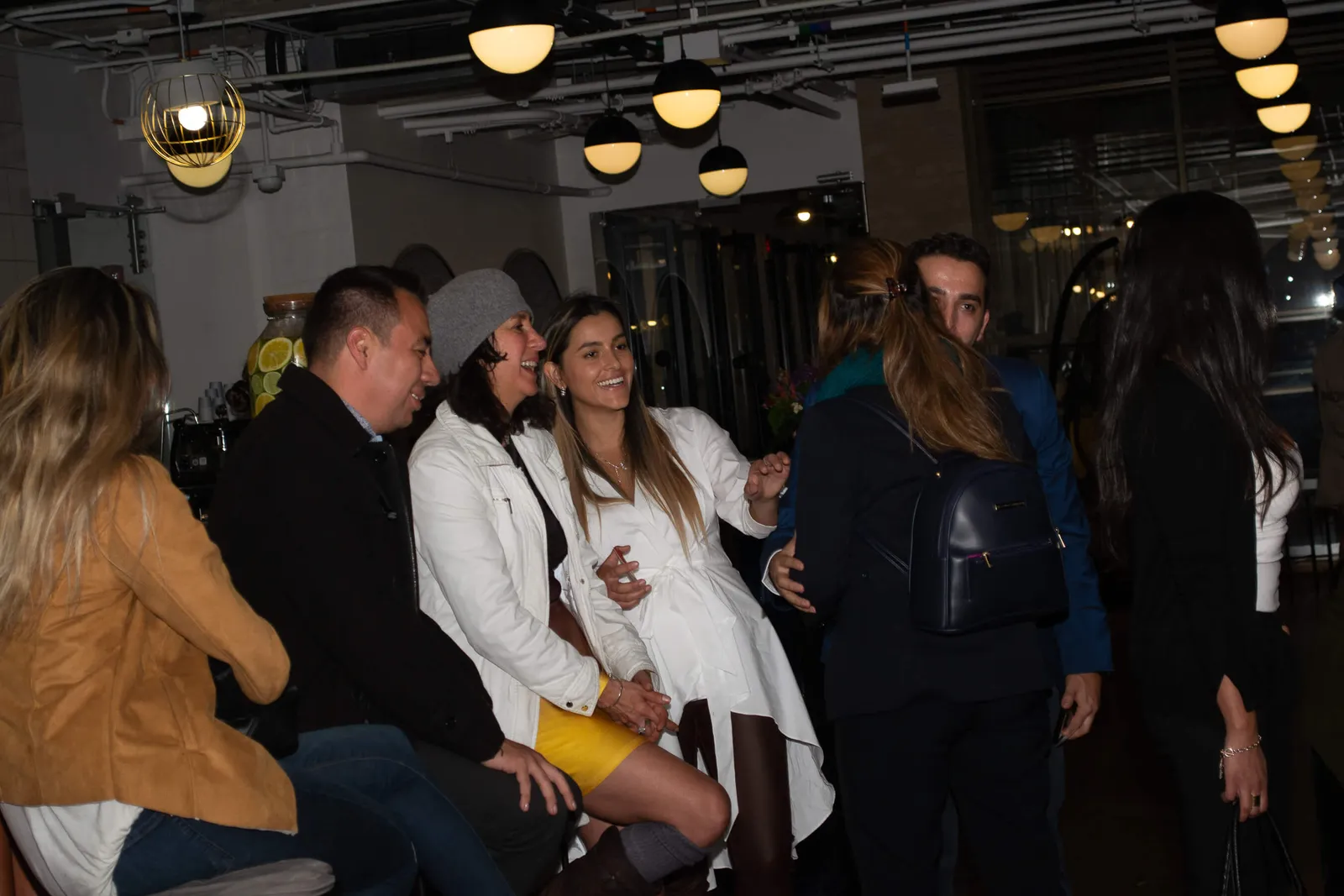 Mónica Cortés, directora de Equilátero, conversa con su equipo entre otros asistentes al evento
