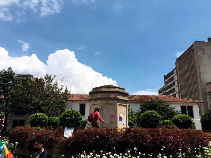 Monumento rodeado de jardines y edificios en una plaza de Bogotá durante el Paro Nacional
