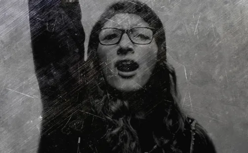 Retrato en blanco y negro de una mujer con lentes y el puño en alto, gritando, con textura rayada