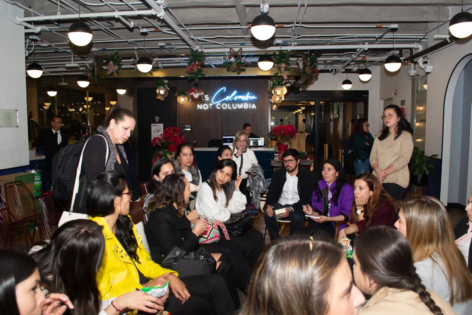 Asistentes sentadas en círculo en un espacio de networking sobre colectivos de género y diversidad sexual