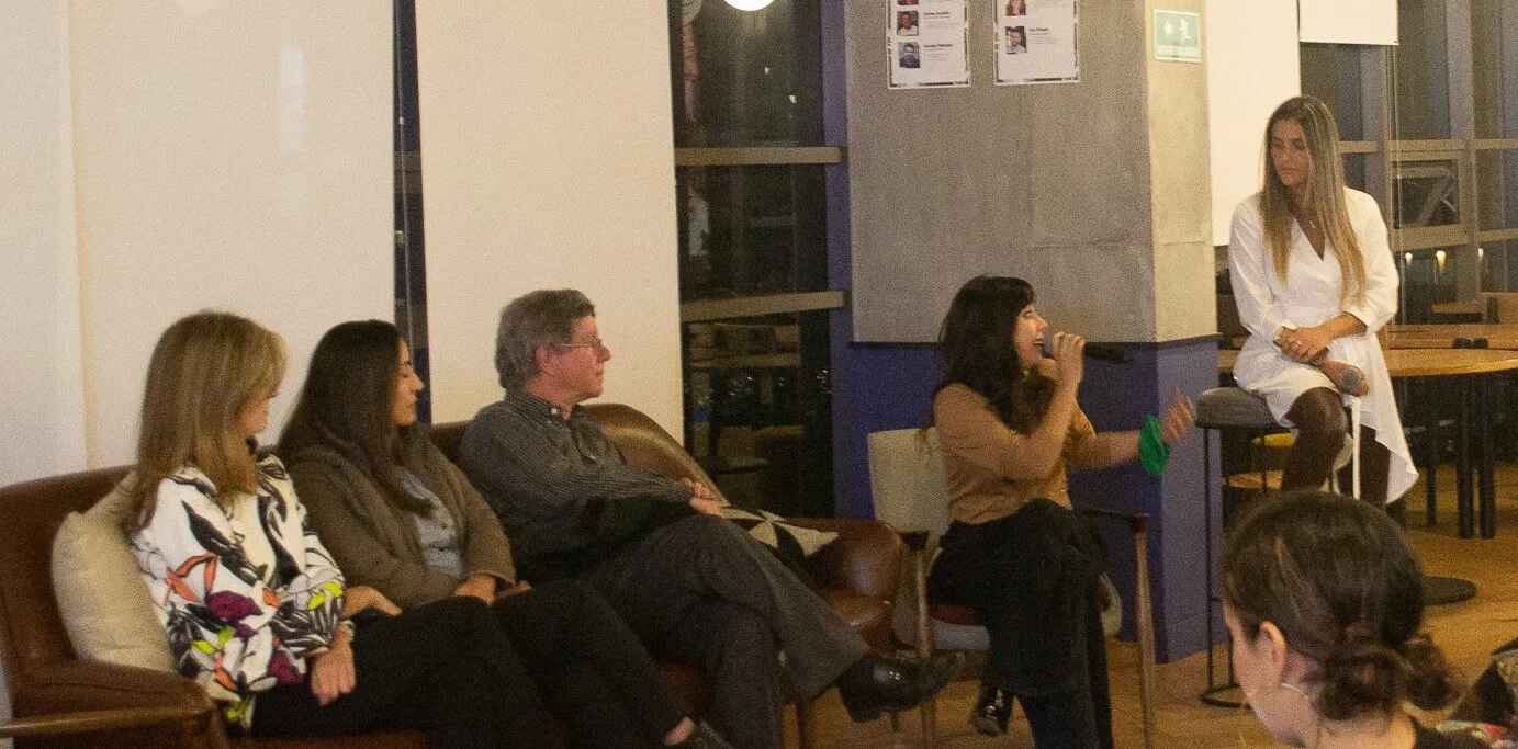 Panel de empoderamiento femenino en el lanzamiento de Revista Level, con panelistas sentados y una mujer con micrófono