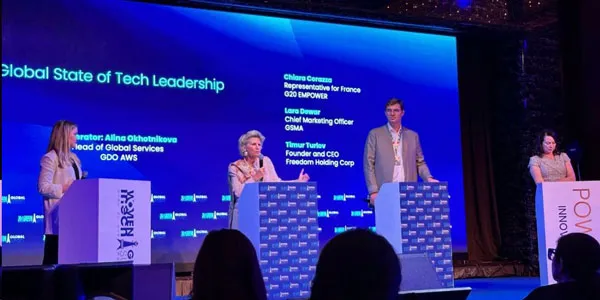Panel «Global State of Tech Leadership» con cuatro ponentes en podios en el escenario de la cumbre