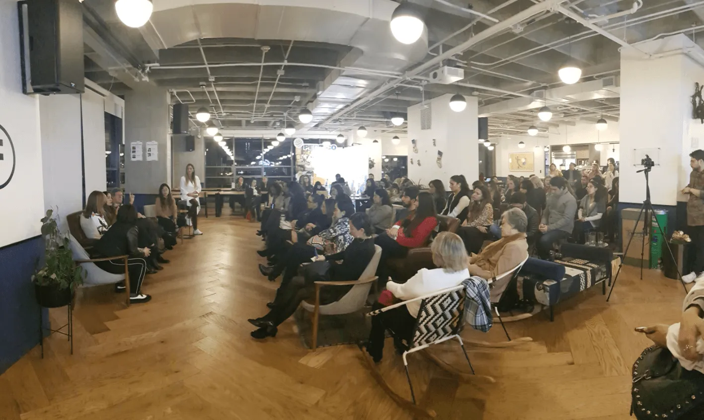 Vista panorámica del público sentado en un espacio de coworking durante el lanzamiento de Revista Level