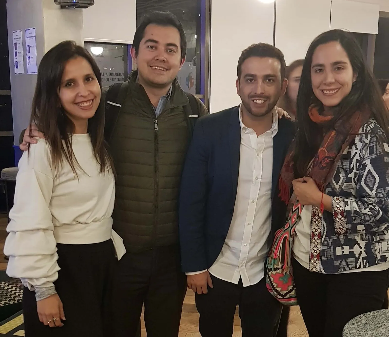 María Alejandra Pascua, Andrés Girón, Nicolás Márquez y Camila Páez posan juntos en el lanzamiento de Revista Level
