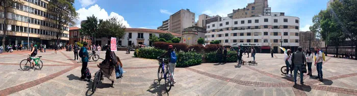 Plaza abierta con pocos manifestantes y ciclistas durante el Paro Nacional en Bogotá
