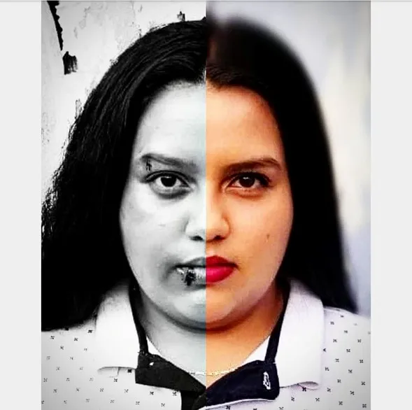 Retrato de una mujer de cabello largo y oscuro, con la mitad del rostro en blanco y negro y la otra mitad en color