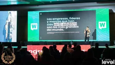 Oradora ante una pantalla que dice «Las empresas y marcas que han sido early adopters son las más grandes», en el WebCongress; foto de Revista Level