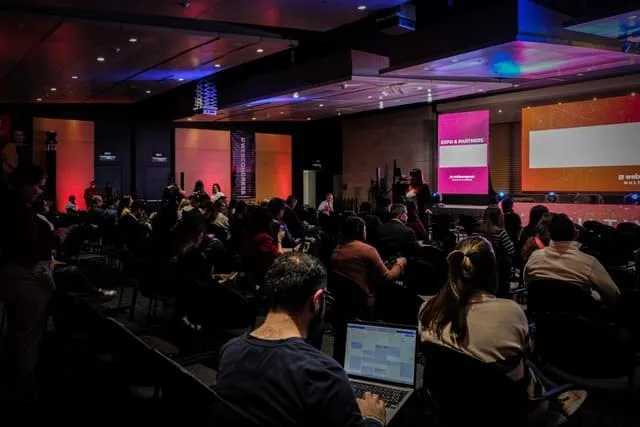 Público sentado en un auditorio, algunos con laptops, durante una charla del WebCongress Multiverse