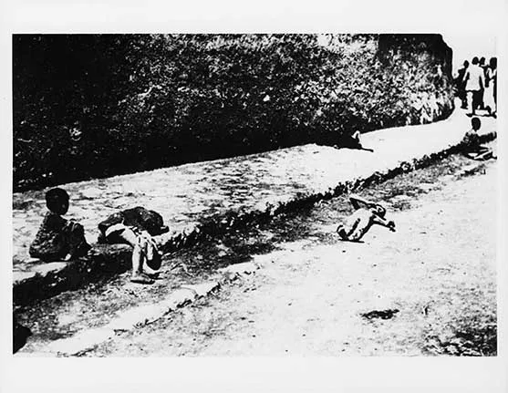 Zanja junto a un camino con cuerpos de niños durante el genocidio armenio, en una fotografía histórica