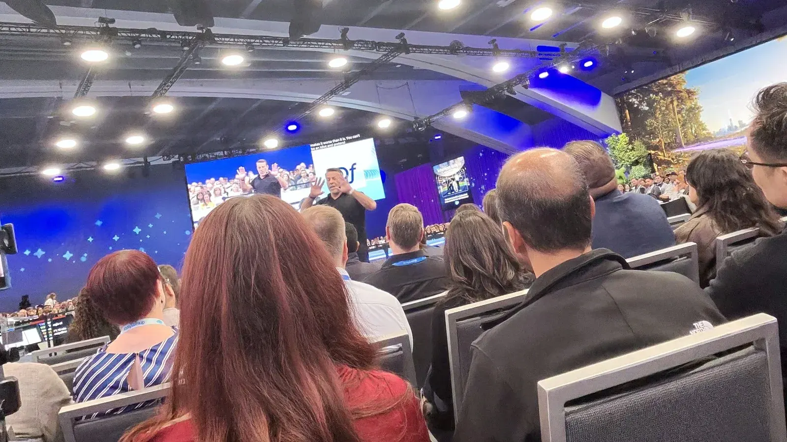 La sala principal de Dreamforce 2026 sigue a Tony Robbins en las pantallas durante su charla