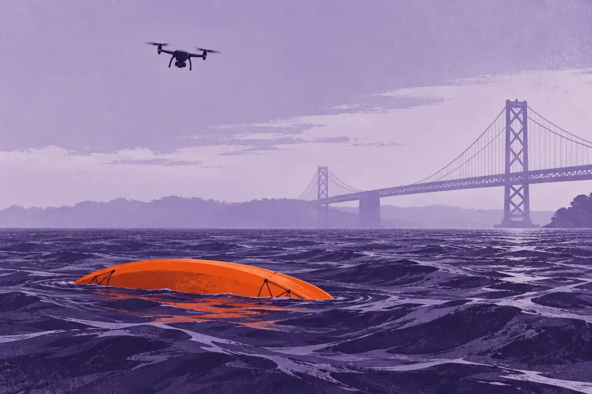 Ilustración conceptual en tonos morados de un kayak volcado, un dron y el Bay Bridge; no es una fotografía del operativo.
