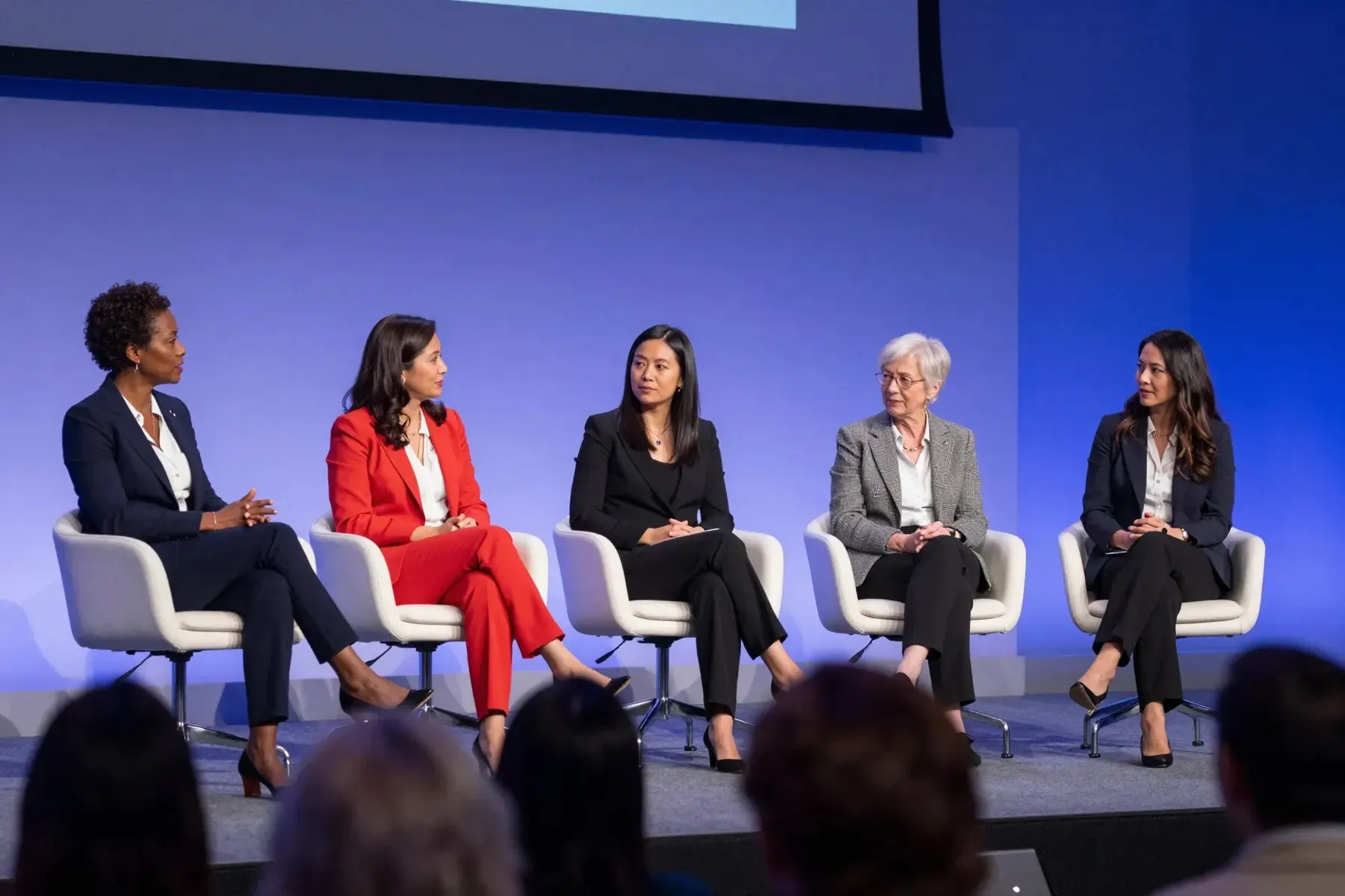Panel de mujeres líderes sobre un escenario